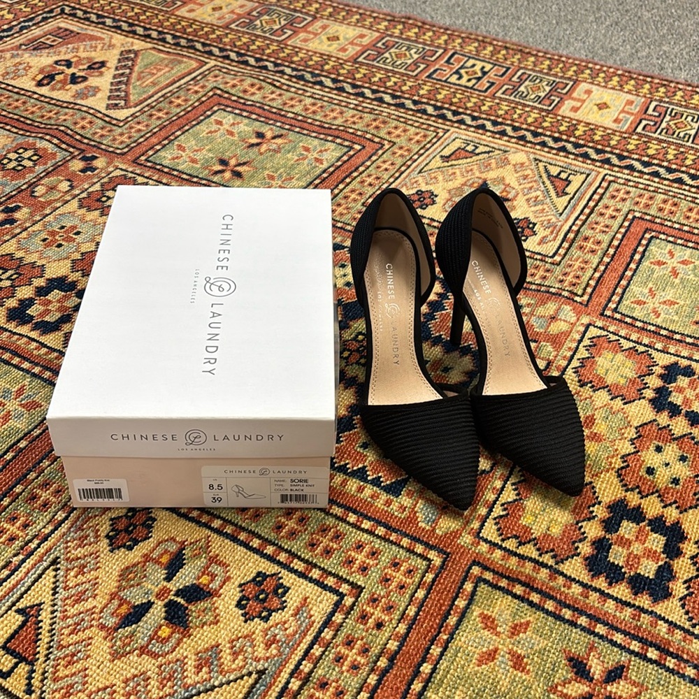 Chinese Laundry - Sorie Knit Black Pump; Size 8.5/39
